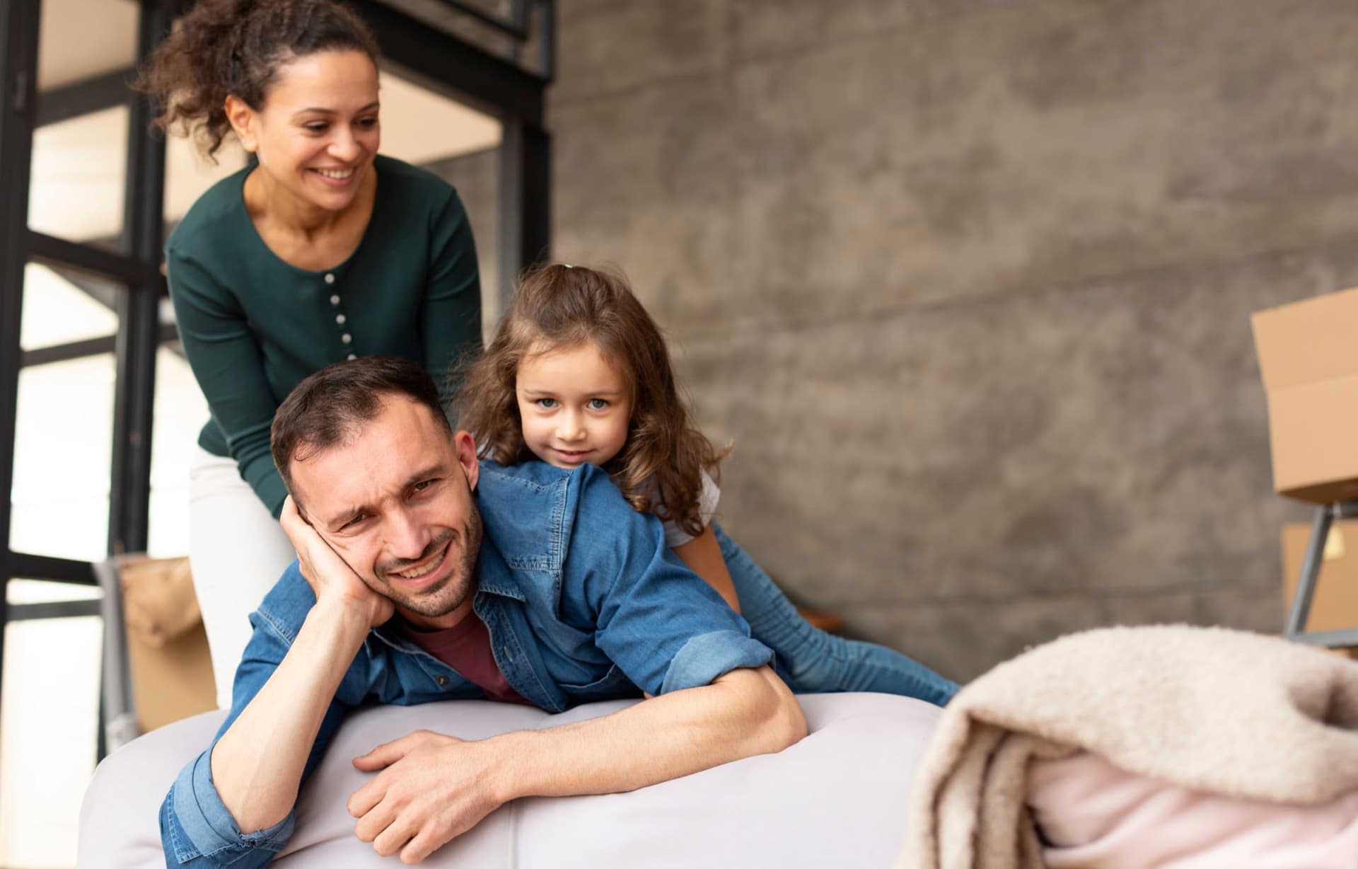 Yeni evine taşınan aile
