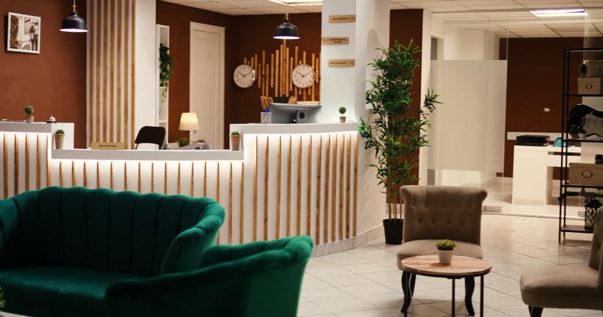 Resepsiyonu ve oturma alanıyla modern otel lobisi