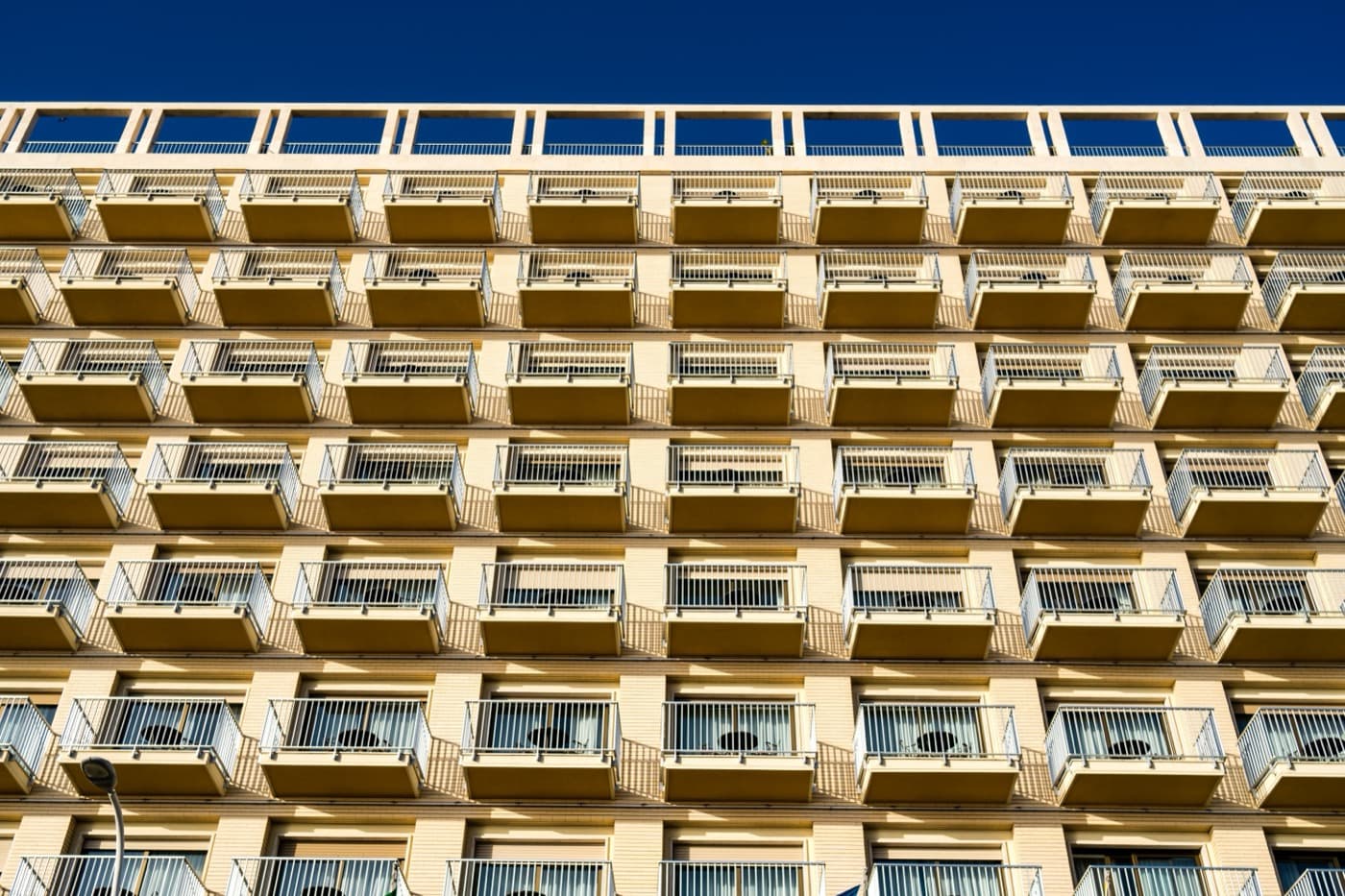 Modern bir apartman cephesi