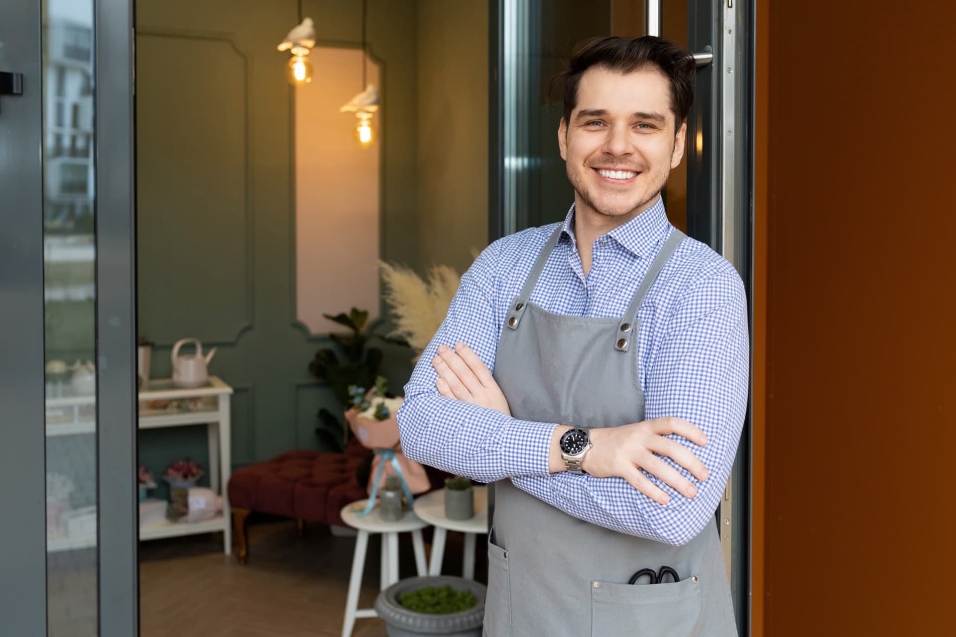 Dükkânının girişinde müşterilerini karşılayan kafe sahibi